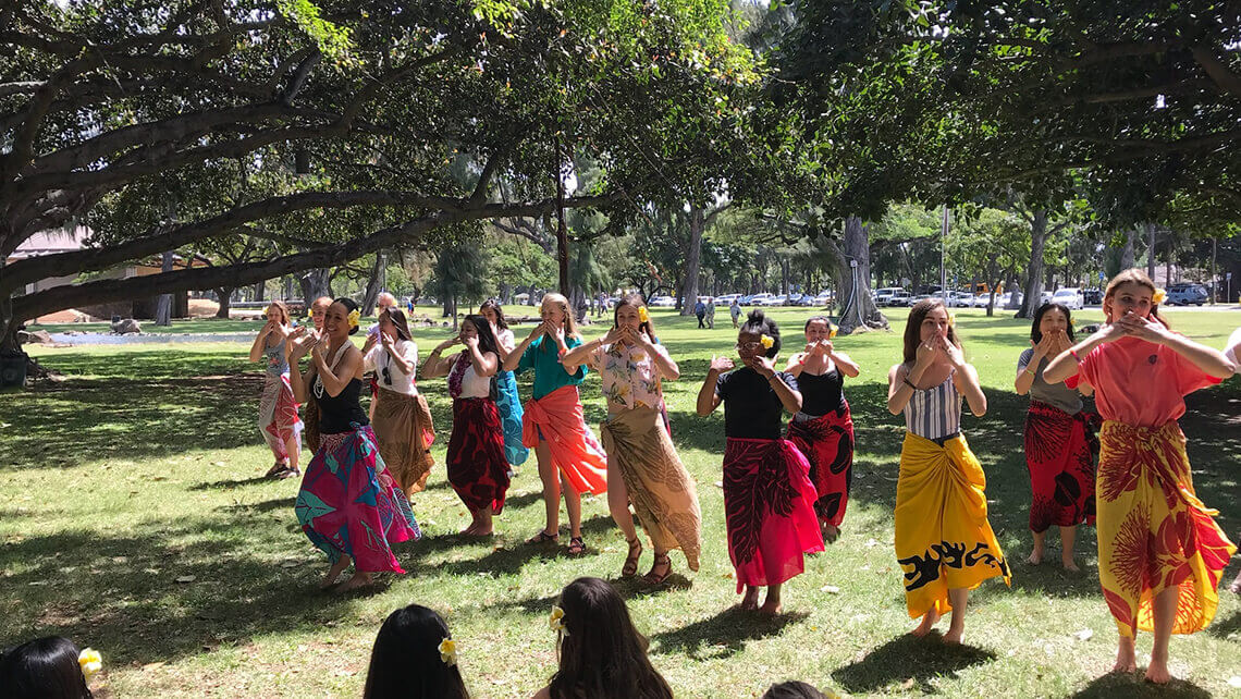 hula dancers