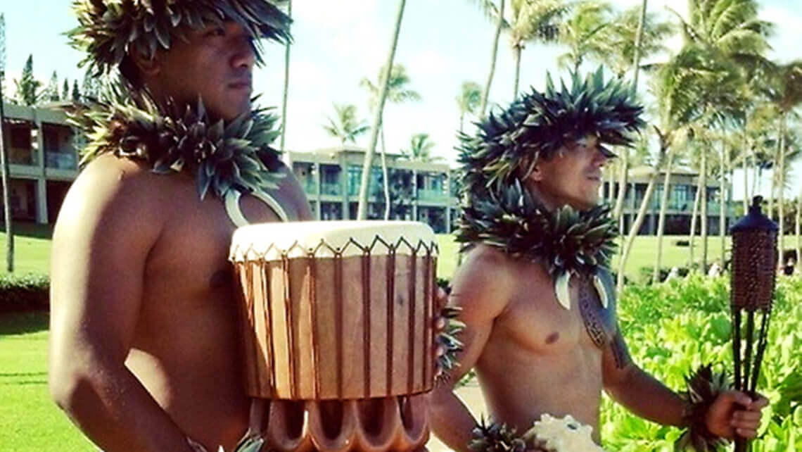 hawaiian musicians in matching aloha shirt