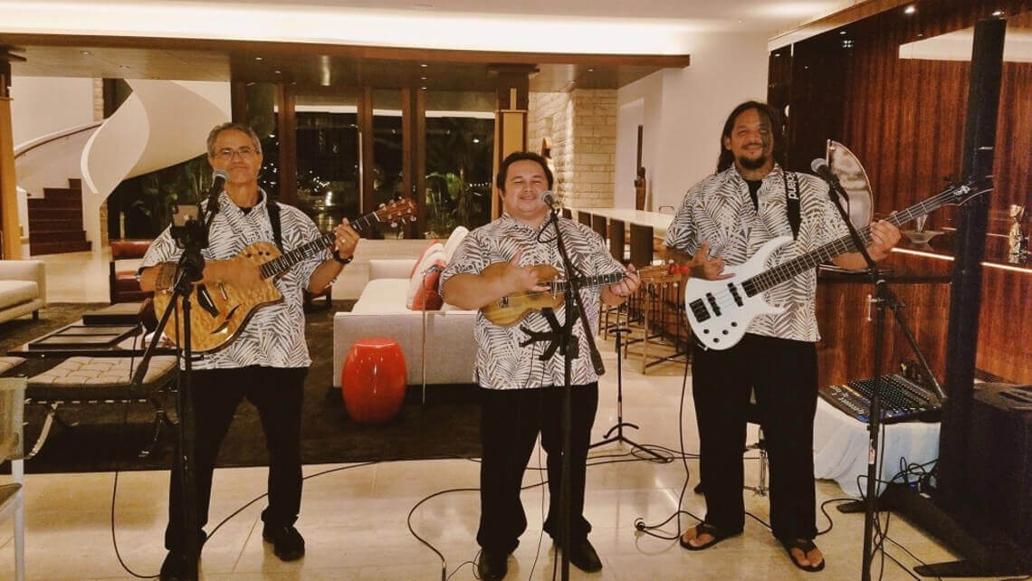 hawaiian musicians in matching aloha shirt