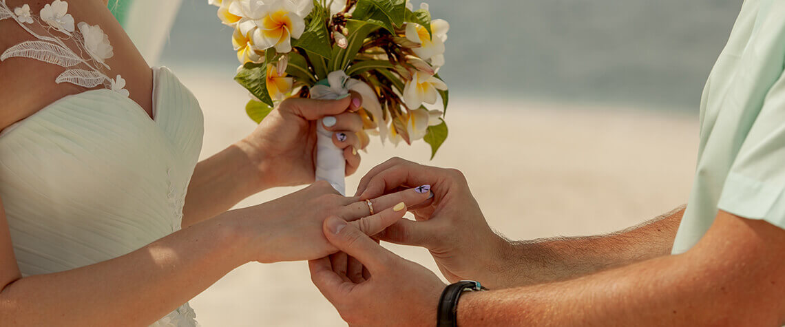 wedding vowls exchange on the beach